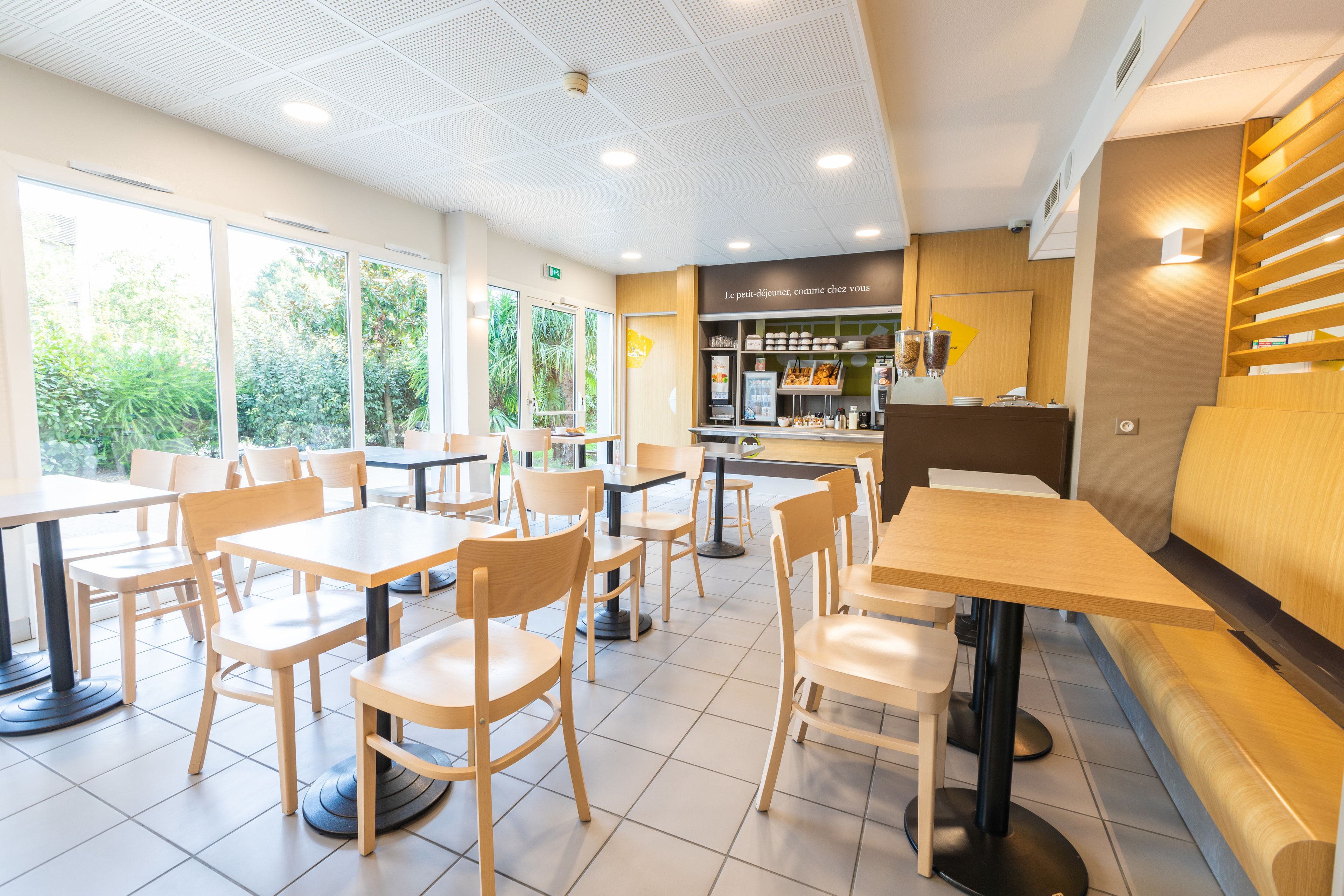 Petit déjeuner buffet servi tous les jours en supplément