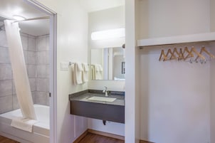 Bañera y ducha independientes, toallas