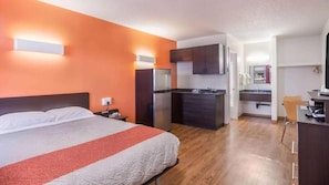 Quarto luxo, 1 cama Queen, para não fumantes, cozinha americana | Wi-Fi de cortesia, roupa de cama
