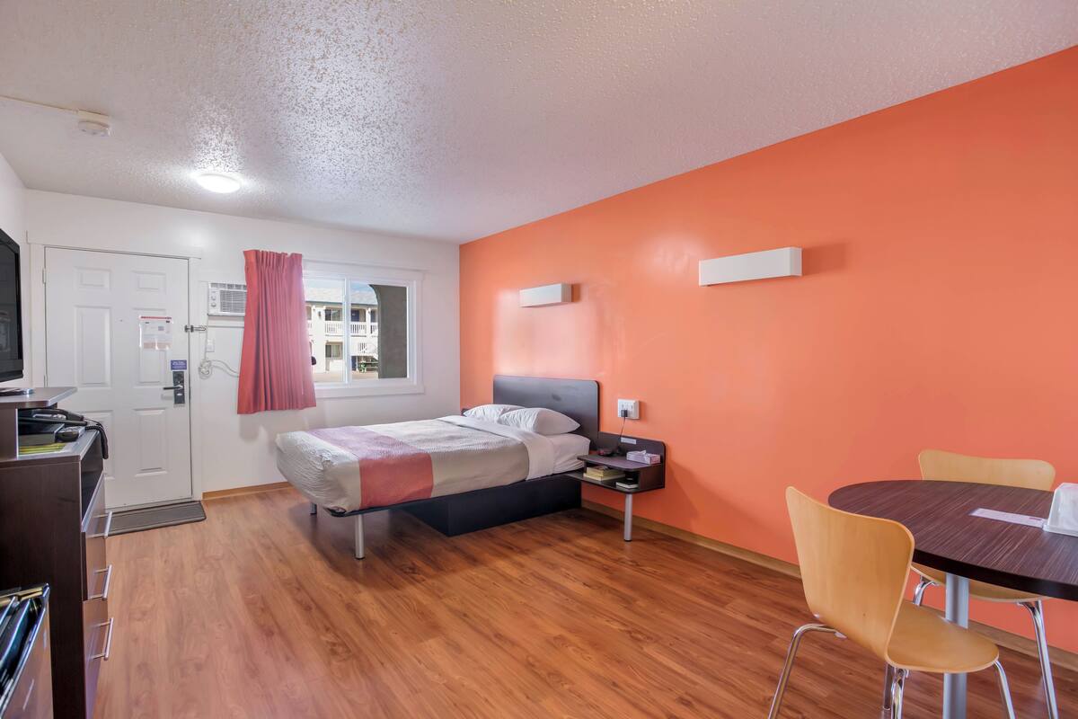Standard Room, 1 Queen Bed | WiFi (free), bed sheets
