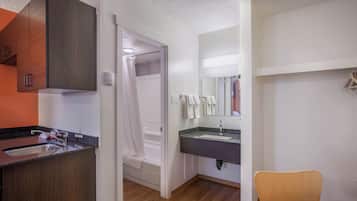 Deluxe Room | Bathroom | Separate tub and shower, towels
