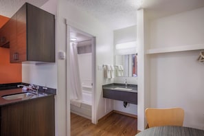Bathroom - Motel Bo (Camrose) (Camrose)