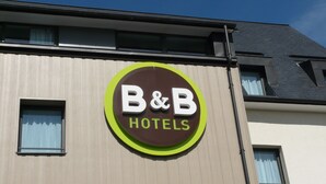 A B&B hotel sign on a building.