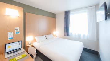 Luxe beddengoed, een bureau, een laptopwerkplek, geluiddichte muren