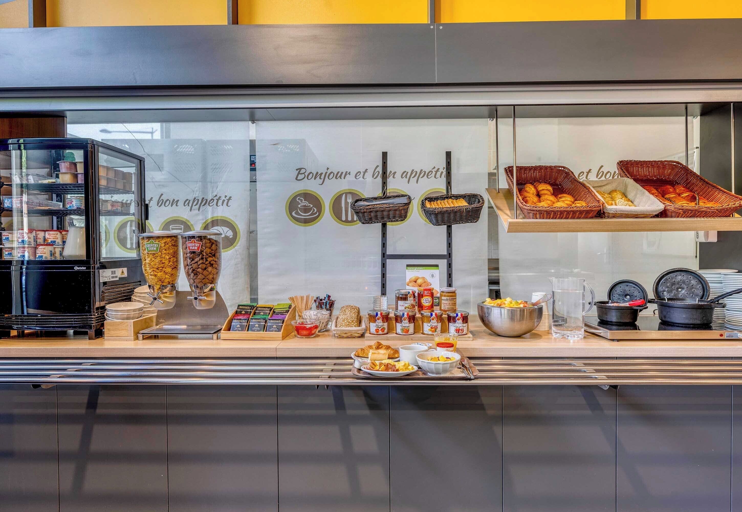 daily buffet breakfast for a fee