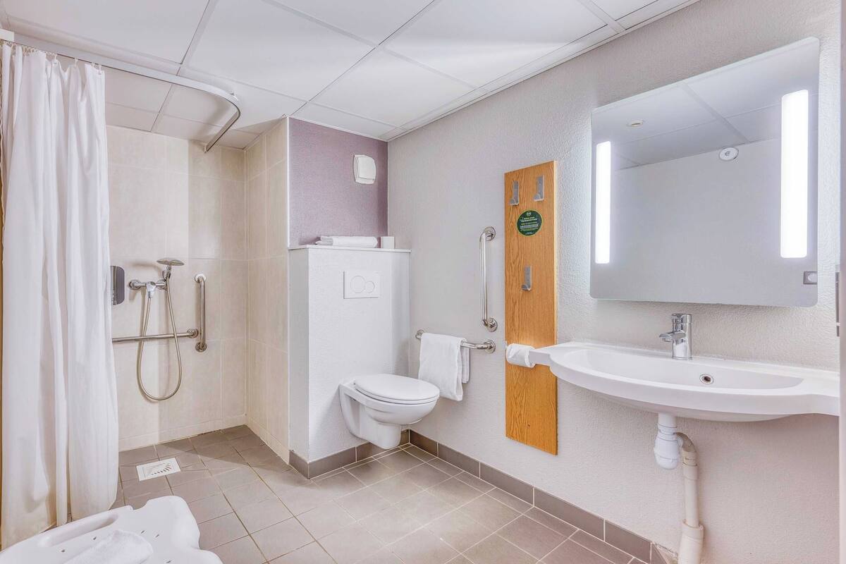 double room, accessible, non smoking | bathroom | shower, towels
