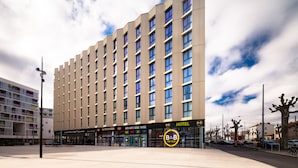 Un hotel moderno con fachada plana, varios pisos y un llamativo letrero de B&B.