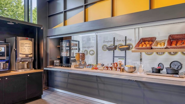Un bufé de desayuno con diferentes opciones de comida y una máquina de café.