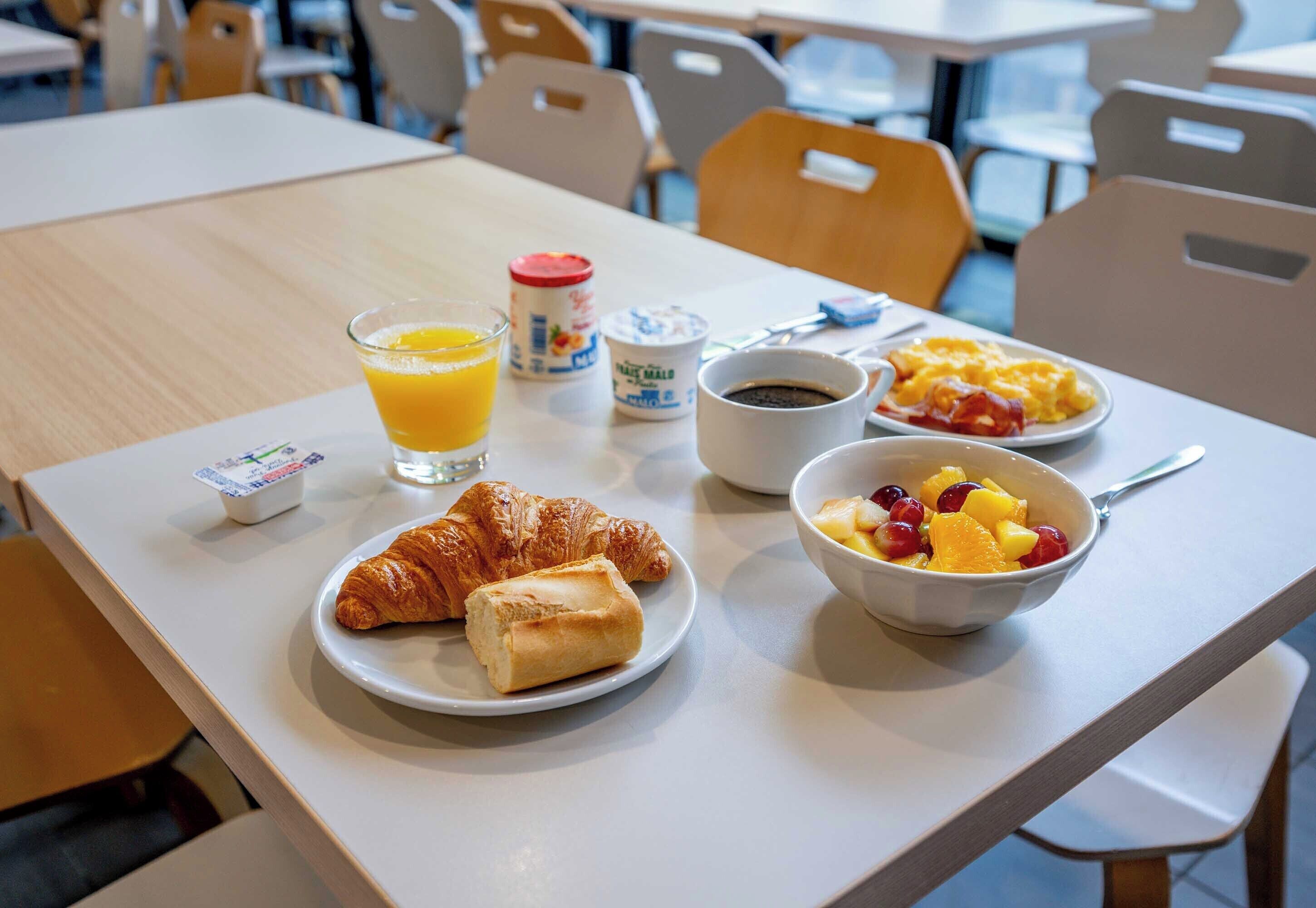 daily buffet breakfast for a fee