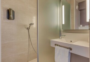 Een douche, handdoeken
