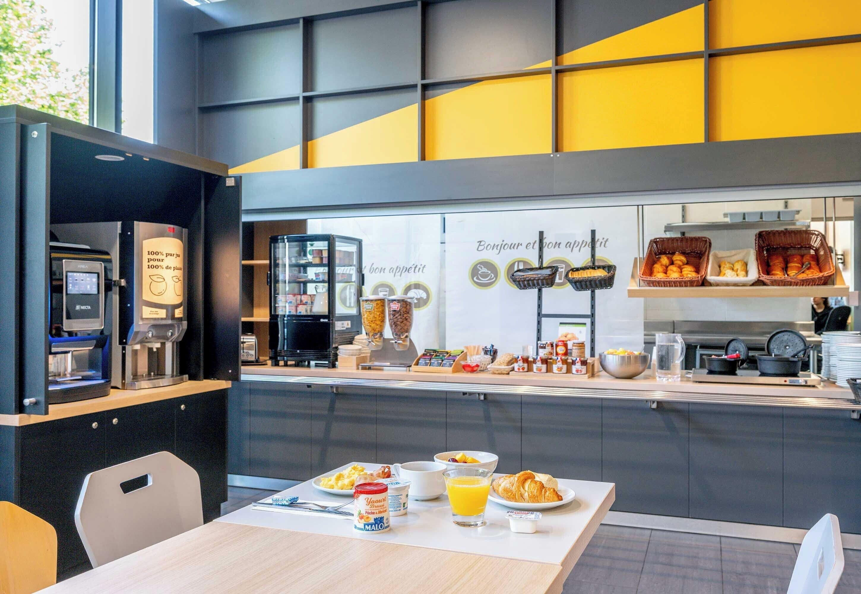 daily buffet breakfast for a fee