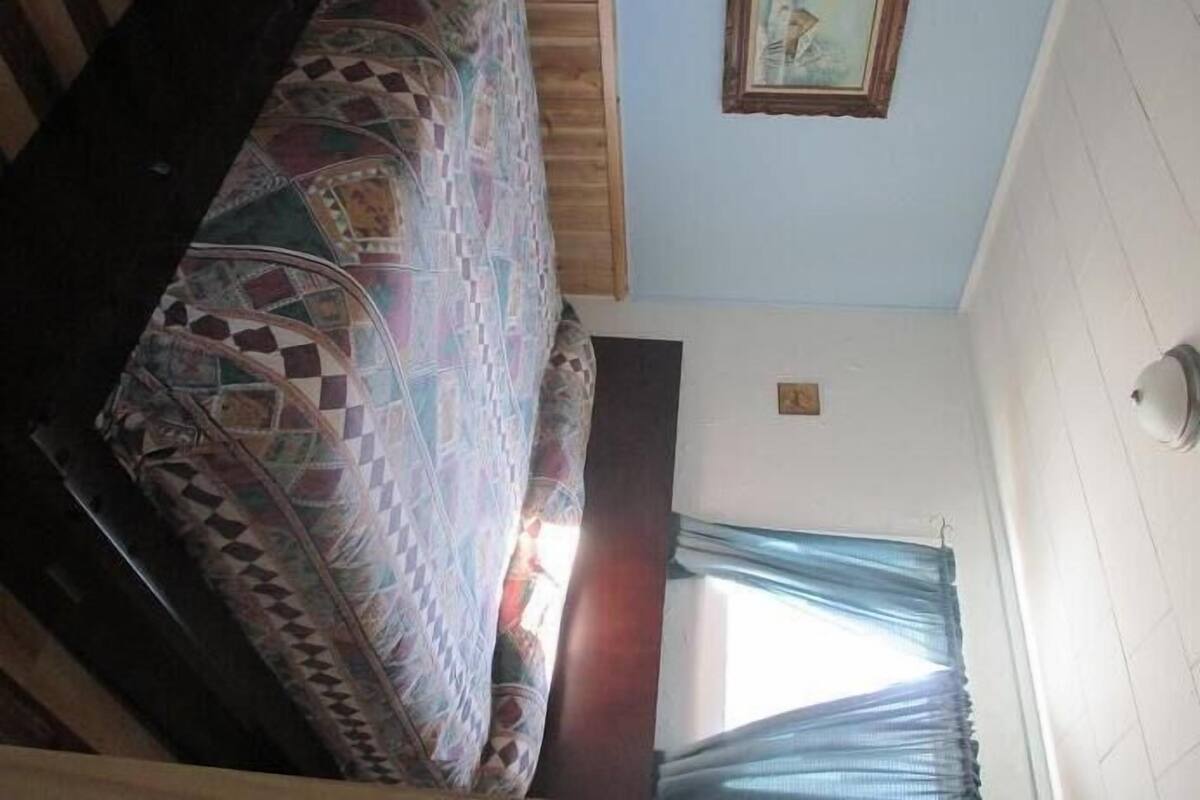 Cottage, 2 kamar tidur (1 king and 2 single beds) | 2 kamar tidur, meja kerja, setrika/meja setrika, dan Wi-Fi gratis
