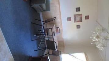 Cottage, 2 Bedrooms (1 king and 2 single beds) | Ruang tamu | TV