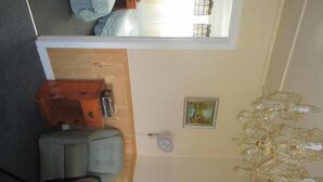 Chaumière, 2 chambres (1 king and 2 single beds) | Aire de séjour