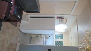 Chaumière, 2 chambres (1 king and 2 single beds) | Cuisine privée