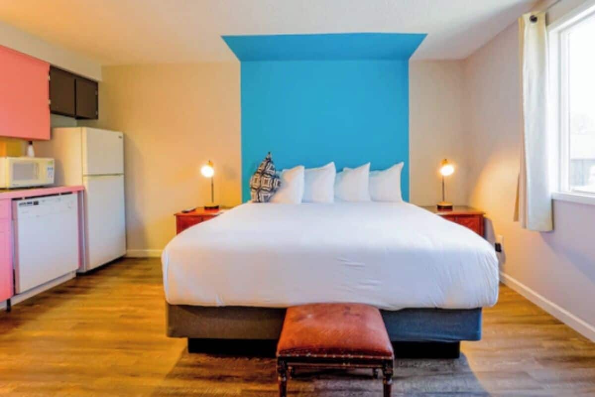 Desk, WiFi (free), bed sheets