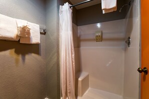 Free toiletries, hair dryer, towels - Coast River Inn by OYO Seaside (Seaside)