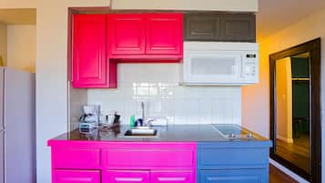 Room, 1 King Bed, Kitchenette, River View | Private kitchenette | Mini-fridge, microwave, coffee/tea maker