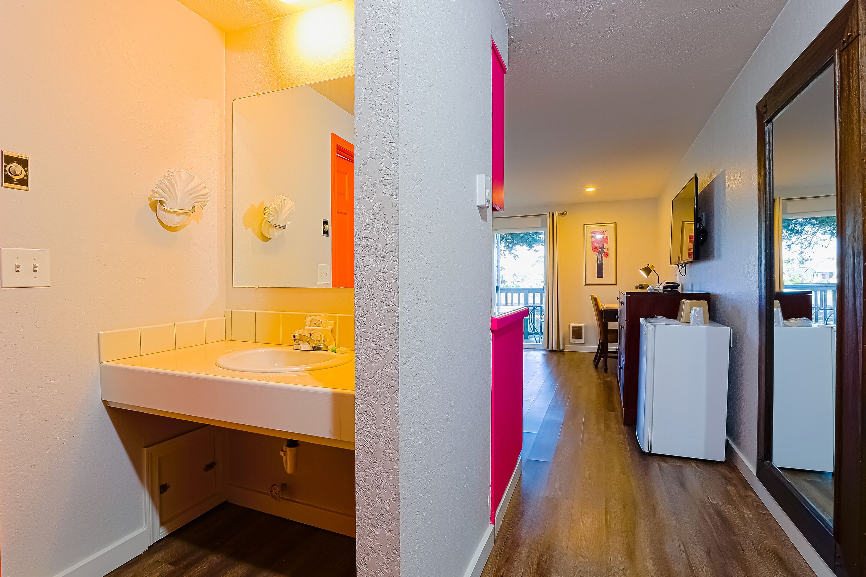 room, 1 king bed, river view | 1 bedroom, desk, free wifi, bed sheets