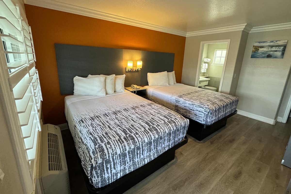 2 habitaciones, escritorio, tabla de planchar con plancha y wifi gratis
