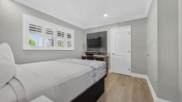 Suite, 2 Bedrooms (2 Double Beds, 1 Queen Bed)