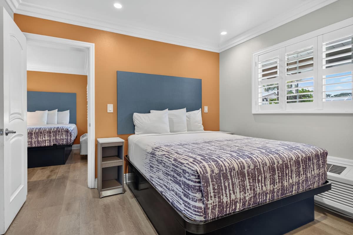 Suite, 2 Bedrooms (2 Double Beds, 1 Queen Bed) | Desk, iron/ironing board, WiFi (free), bed sheets