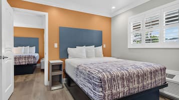 Escritorio, tabla de planchar con plancha, wifi gratis y ropa de cama