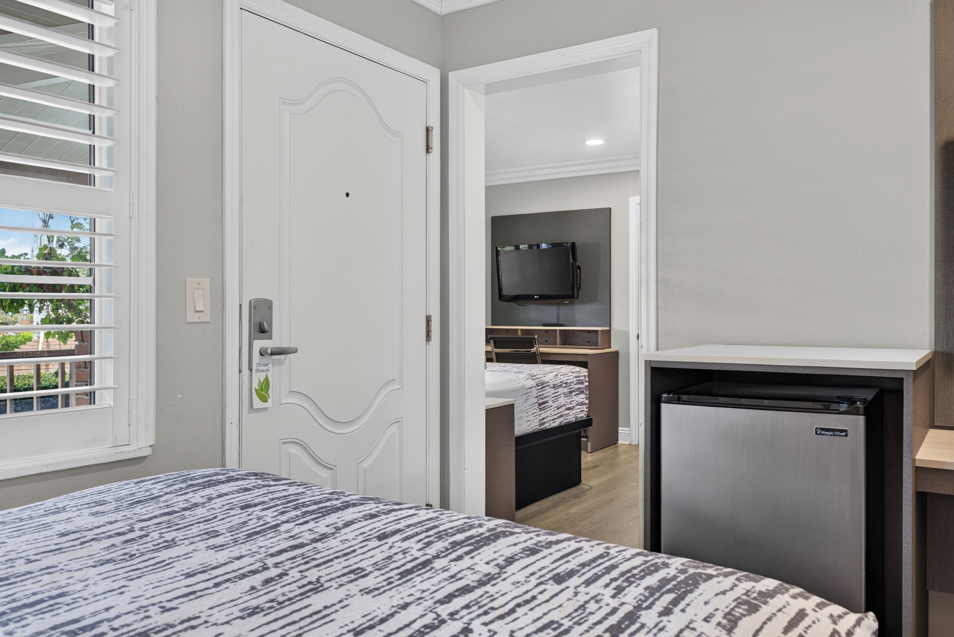 Suite, 2 Schlafzimmer (2 Double Beds, 1 Queen Bed) | Schreibtisch, Bügeleisen/Bügelbrett, kostenloses WLAN, Bettwäsche