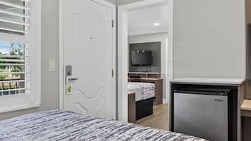 Suite, 2 Schlafzimmer (2 Double Beds, 1 Queen Bed) | Schreibtisch, Bügeleisen/Bügelbrett, kostenloses WLAN, Bettwäsche