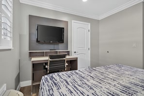Suite, 2 Bedrooms (2 Double Beds, 1 Queen Bed) | Desk, iron/ironing board, WiFi (free), bed sheets