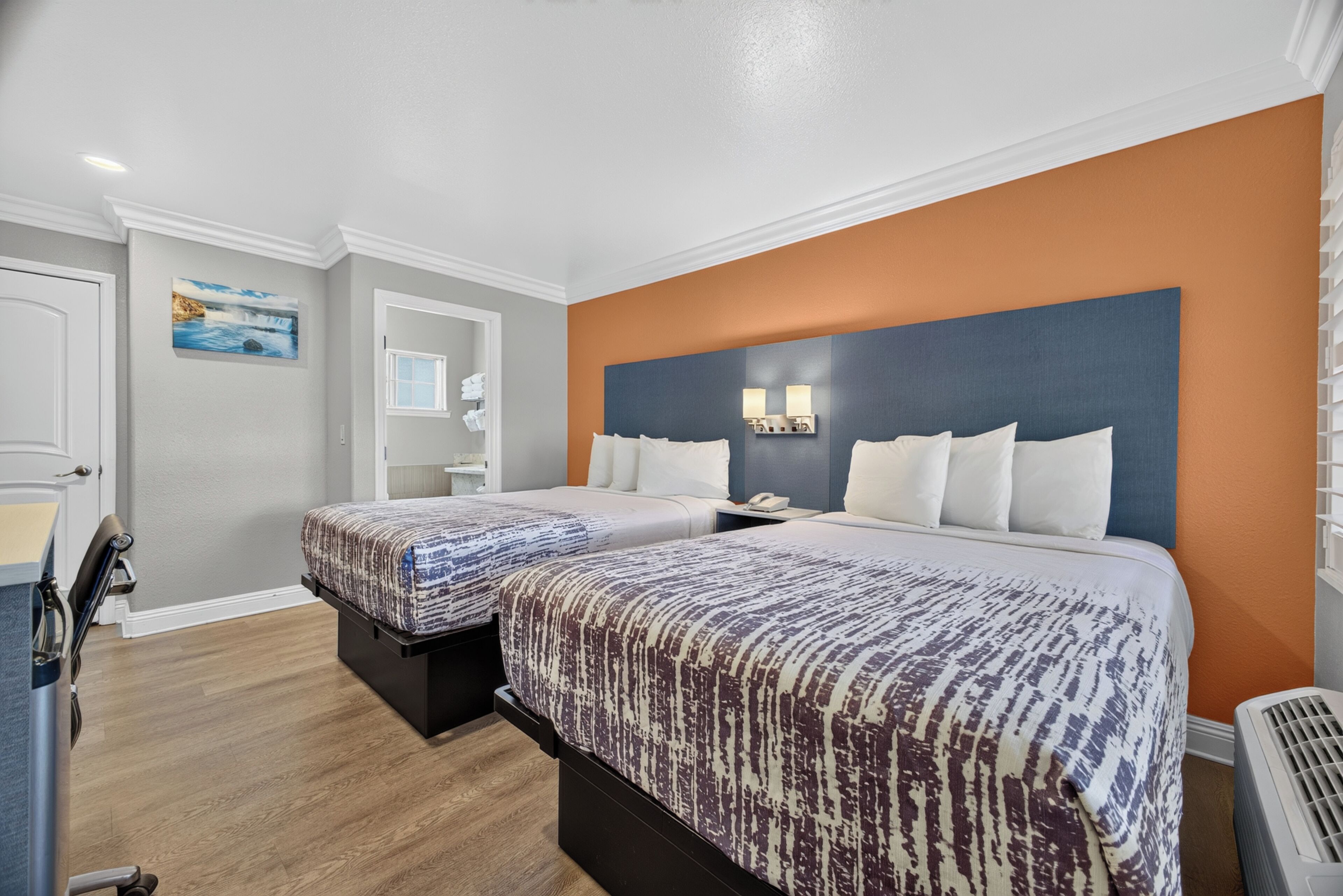 Suite, 2 Bedrooms (2 Double Beds, 1 Queen Bed) | Desk, iron/ironing board, WiFi (free), bed sheets