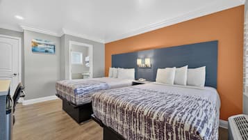 Suite, 2 Bedrooms (2 Double Beds, 1 Queen Bed) | Desk, iron/ironing board, WiFi (free), bed sheets