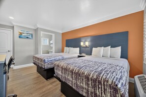 جناح - غرفتا نوم (2 Double Beds, 1 Queen Bed) | مكتب ومكواة/لوح كي وواي فاي مجانًا وملاءات أسرّة
