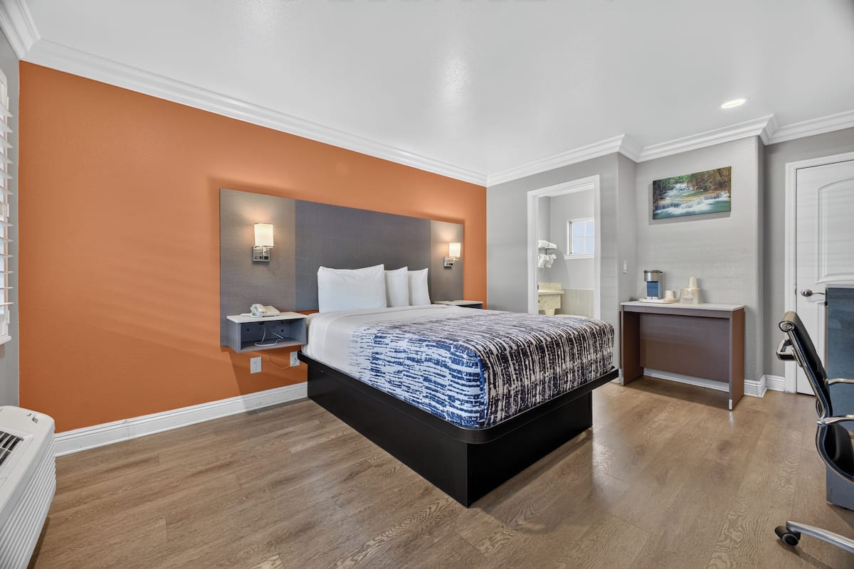 Standard Room, 1 Queen Bed | Desk, iron/ironing board, WiFi (free), bed sheets