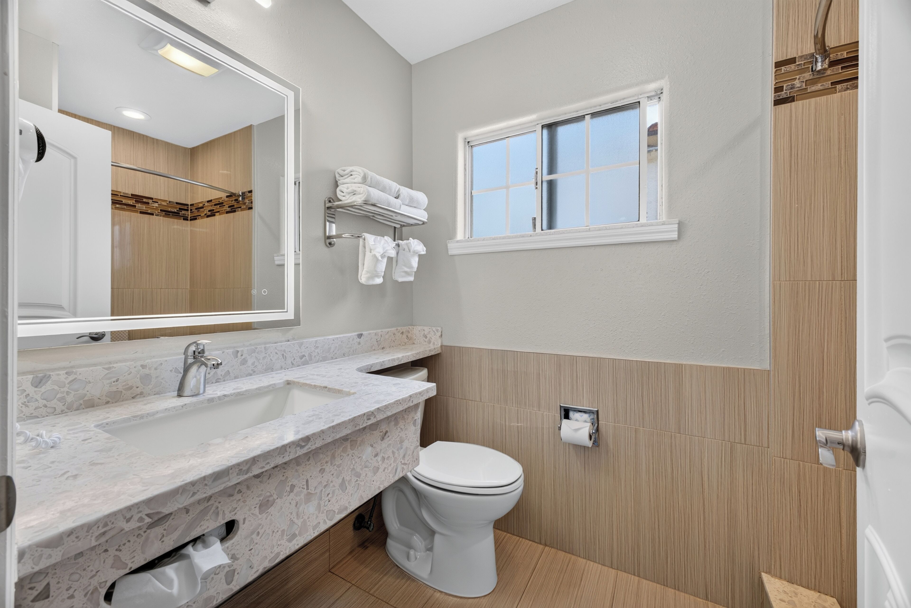 Habitación estándar, 2 camas matrimoniales | Escritorio, tabla de planchar con plancha, wifi gratis y ropa de cama 