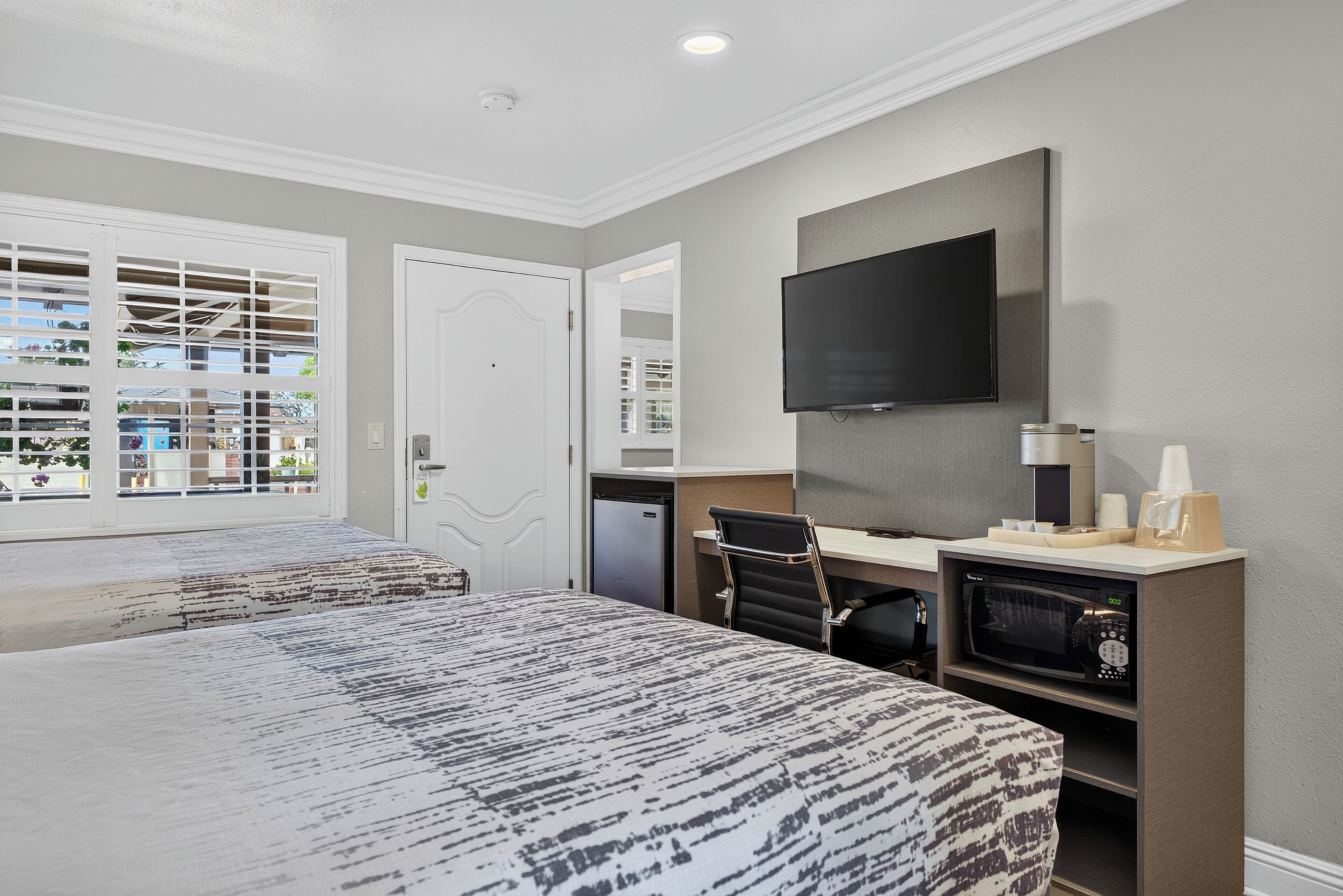 Suite, 2 habitaciones (2 Double Beds, 1 Queen Bed) | Escritorio, tabla de planchar con plancha, wifi gratis y ropa de cama 
