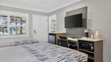 Suite, 2 habitaciones (2 Double Beds, 1 Queen Bed) | Escritorio, tabla de planchar con plancha, wifi gratis y ropa de cama