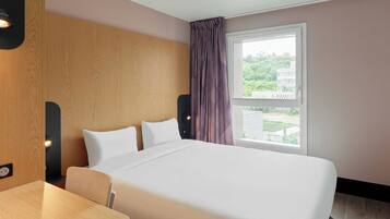 Een bureau, geluiddichte muren, gratis wifi, beddengoed