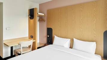 Desk, soundproofing, free WiFi, bed sheets