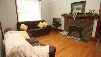House, Multiple Beds, Lake View | Living room