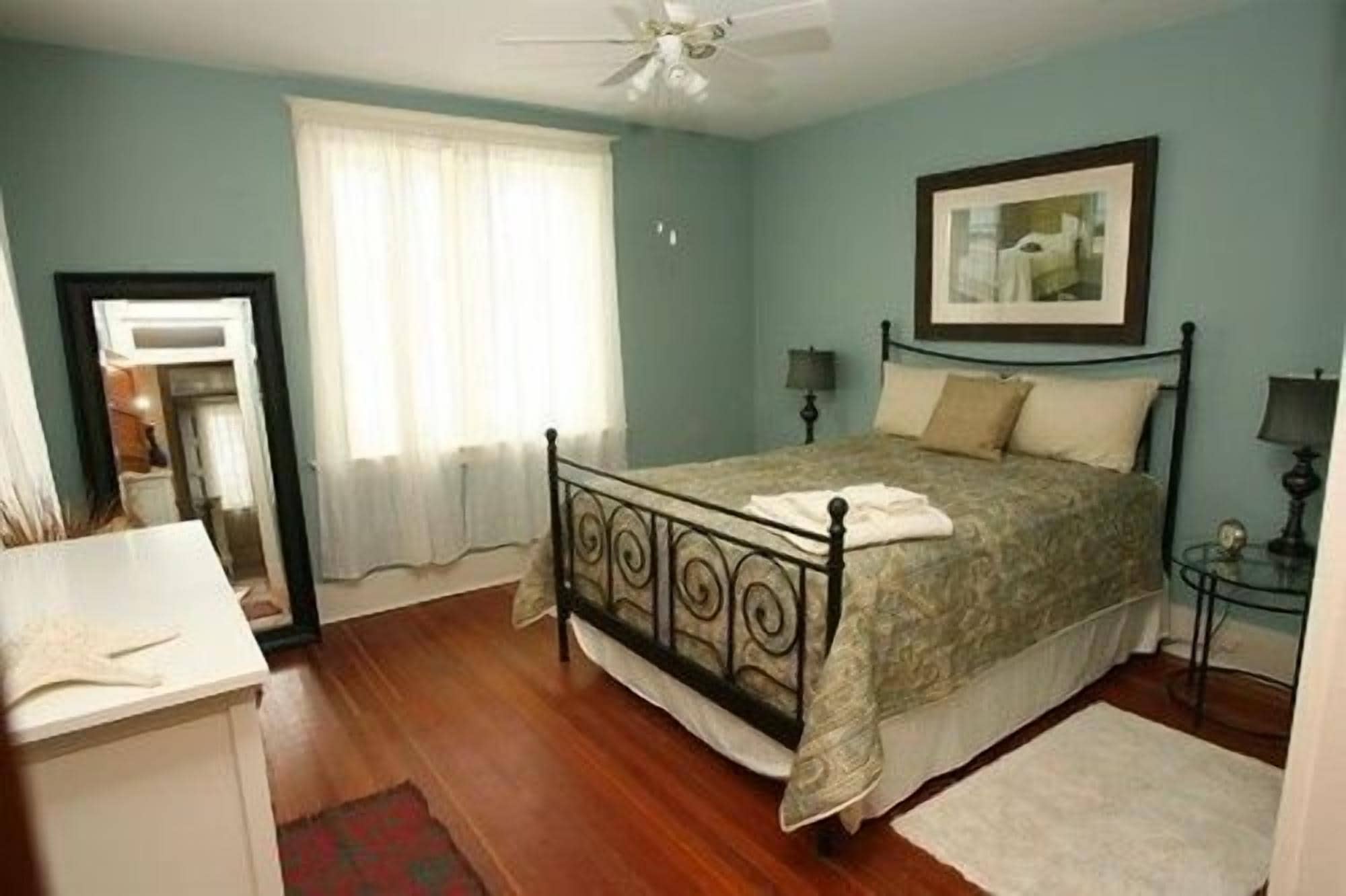 واي فاي مجانًا وملاءات أسرّة