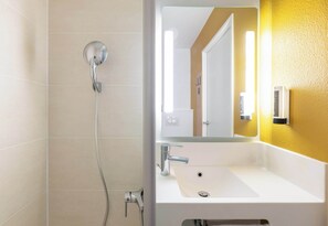 Shower, towels - B&B HOTEL Lyon Ouest Tassin (Tassin-la-Demi-Lune)