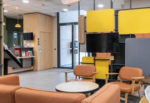 Lobby sitting area - B&B HOTEL Lyon Ouest Tassin (Tassin-la-Demi-Lune)