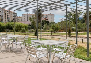 Outdoor dining - B&B HOTEL Marseille Vélodrome Prado (Marseille)