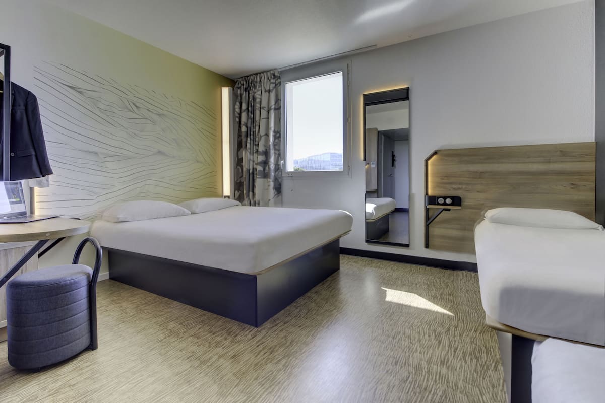 Hochwertige Bettwaren, Schreibtisch, schallisolierte Zimmer