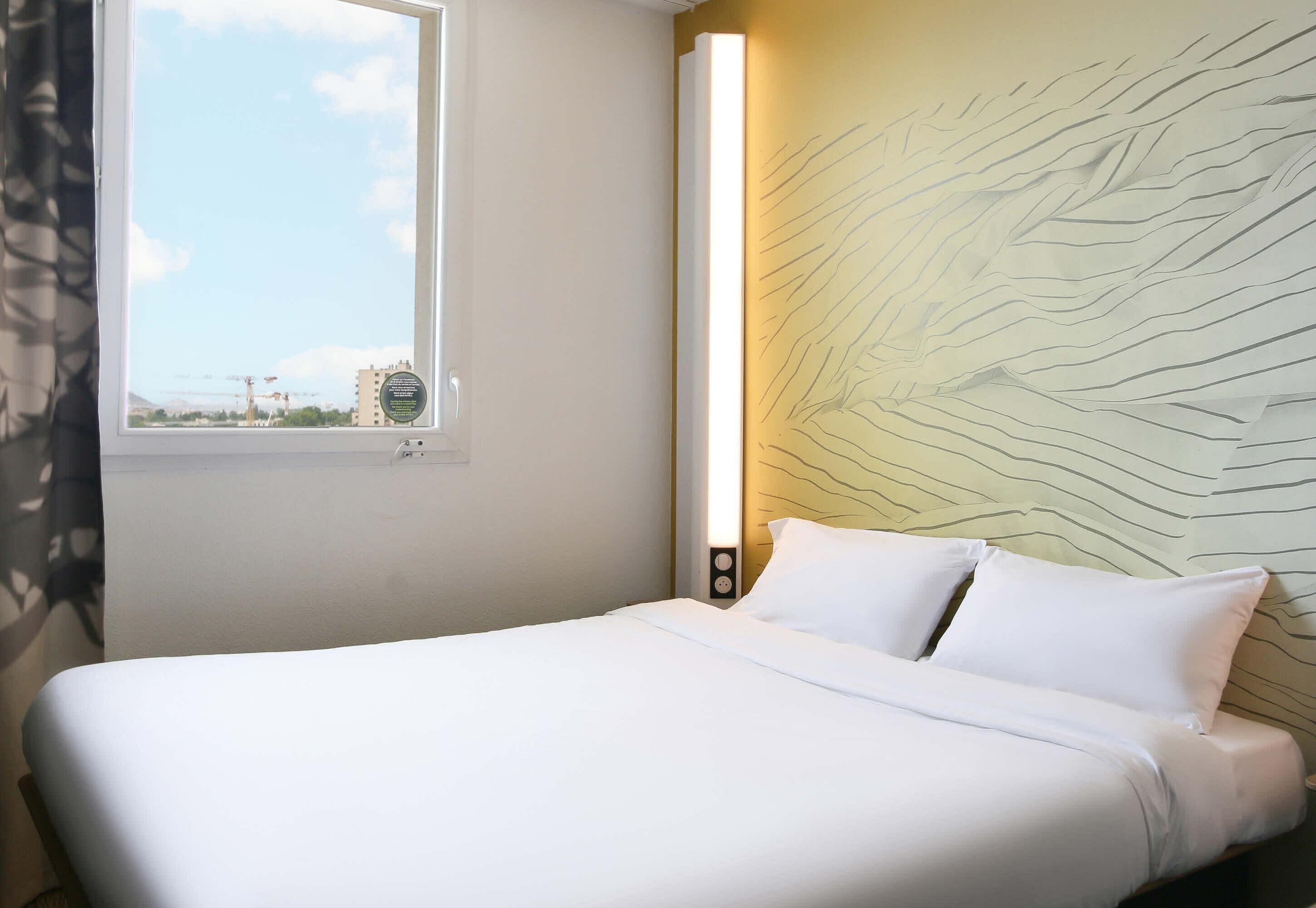 Luxe beddengoed, een bureau, geluiddichte muren, gratis babybedden