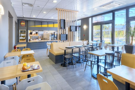 Desayuno buffet todos los días (con cargo). B&B HOTEL Marseille Vélodrome Prado