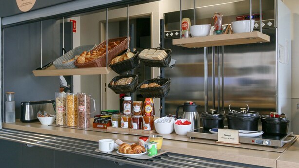 Un bufé de desayuno con diversos alimentos y salsas.