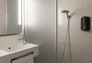 Een douche, handdoeken