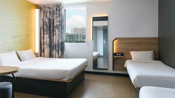 Habitación cuádruple, para no fumadores | Ropa de cama de alta calidad, escritorio y insonorización